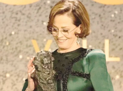 sigourney weaver discusses 55 year age gap kiss