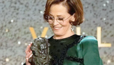 sigourney weaver discusses 55 year age gap kiss