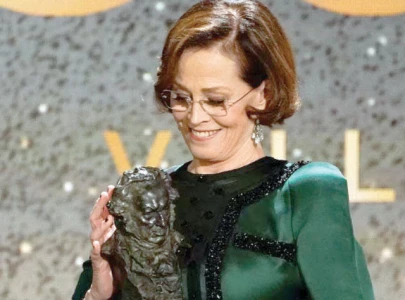 sigourney weaver discusses 55 year age gap kiss