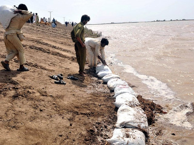 water level at kotri barrage crosses 900 000 cusecs