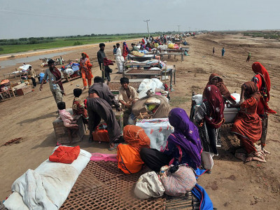 decreasing water level eases situation at guddu sukkur