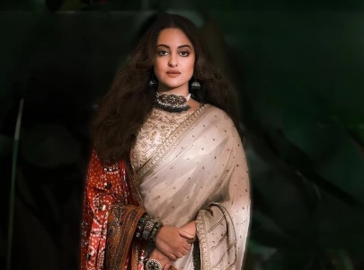 sonakshi sinha is a sight to behold in ansab jahangir s ivory saree orange bandhani chaadar sonakshi sinha is a sight to behold in ansab jahangir s ivory saree orange bandhani chaadar
