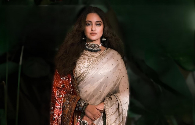 sonakshi sinha is a sight to behold in ansab jahangir s ivory saree orange bandhani chaadar sonakshi sinha is a sight to behold in ansab jahangir s ivory saree orange bandhani chaadar