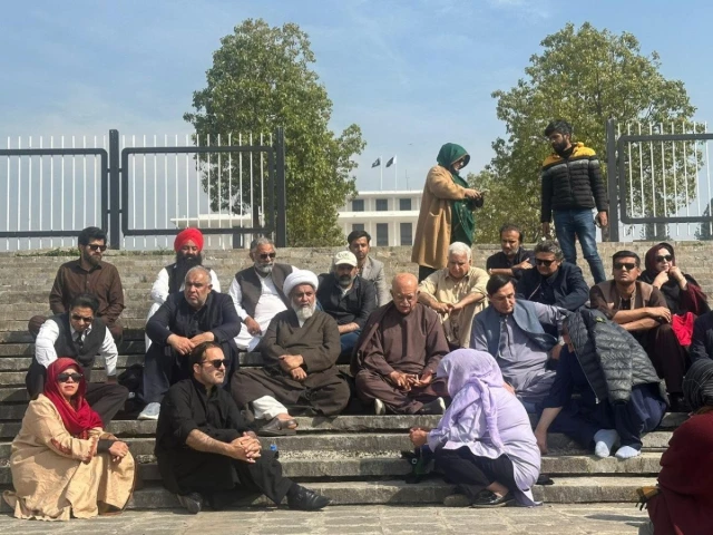 Opposition sit-in enters third day over Imran Khan’s medical care