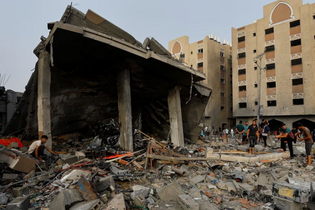 palestinians inspect the site of israeli strikes on a house in khan younis in the southern gaza strip october 23 2023 photo reuters palestinians inspect the site of israeli strikes on a house in khan younis in the southern gaza strip october 23 2023 photo reuters