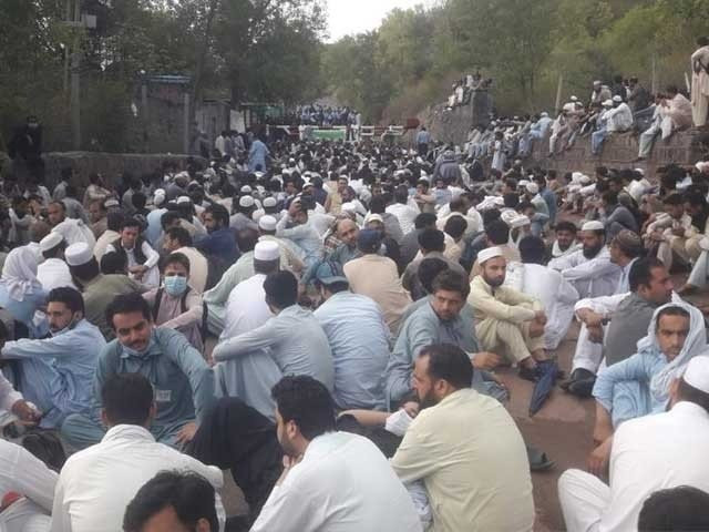 ad hoc teachers from khyber pakhtunkhwa kp protest in the capital outside former prime minister imran khan residence demanding regularisation