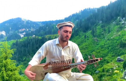 watch pakistani rabab player s rendition of mere haath mein goes viral watch pakistani rabab player s rendition of mere haath mein goes viral