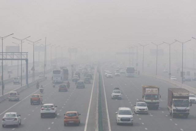 traffic moves along a highway shrouded in heavy smog in new delhi india november 3 2022 photo reuters traffic moves along a highway shrouded in heavy smog in new delhi india november 3 2022 photo reuters