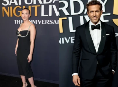 ryan reynolds accused of stealing scarlett johansson s spotlight at snl 50