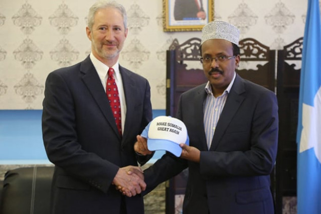 us ambassador gifts somalian president make somalia great again cap photo twitter us ambassador gifts somalian president make somalia great again cap photo twitter