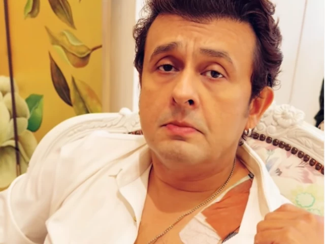 Sonu Nigam reveals painful nerve condition, continues performing despite treatment | The Express Tribune Sonu Nigam reveals painful nerve condition, continues performing despite treatment | The Express Tribune