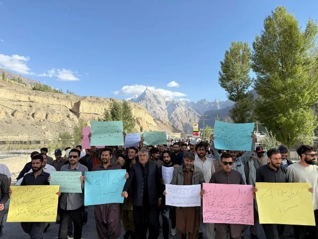 residents of gilgit baltistan protesting to declare gb a tax free zone in sost hunza pakistan august 21 2025 credit saleem rumi