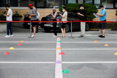 s korea new coronavirus cases dip from record high