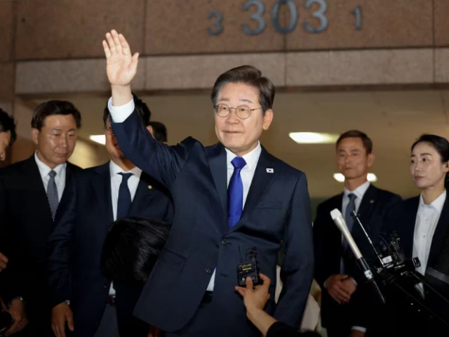 south korea s president elect lee jae myung waves as he leaves to meet his supporters in incheon south korea june 3 2025 photo reuters south korea s president elect lee jae myung waves as he leaves to meet his supporters in incheon south korea june 3 2025 photo reuters