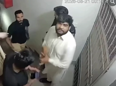 dig south orders inquiry into viral video of women fighting in karachi s defence