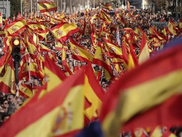 people take part in a demonstration organised by the main opposition conservative people s party against the socialist government of prime minister pedro sanchez under the motto democracy or mafia in madrid spain on june 8 2025 photo dw people take part in a demonstration organised by the main opposition conservative people s party against the socialist government of prime minister pedro sanchez under the motto democracy or mafia in madrid spain on june 8 2025 photo dw