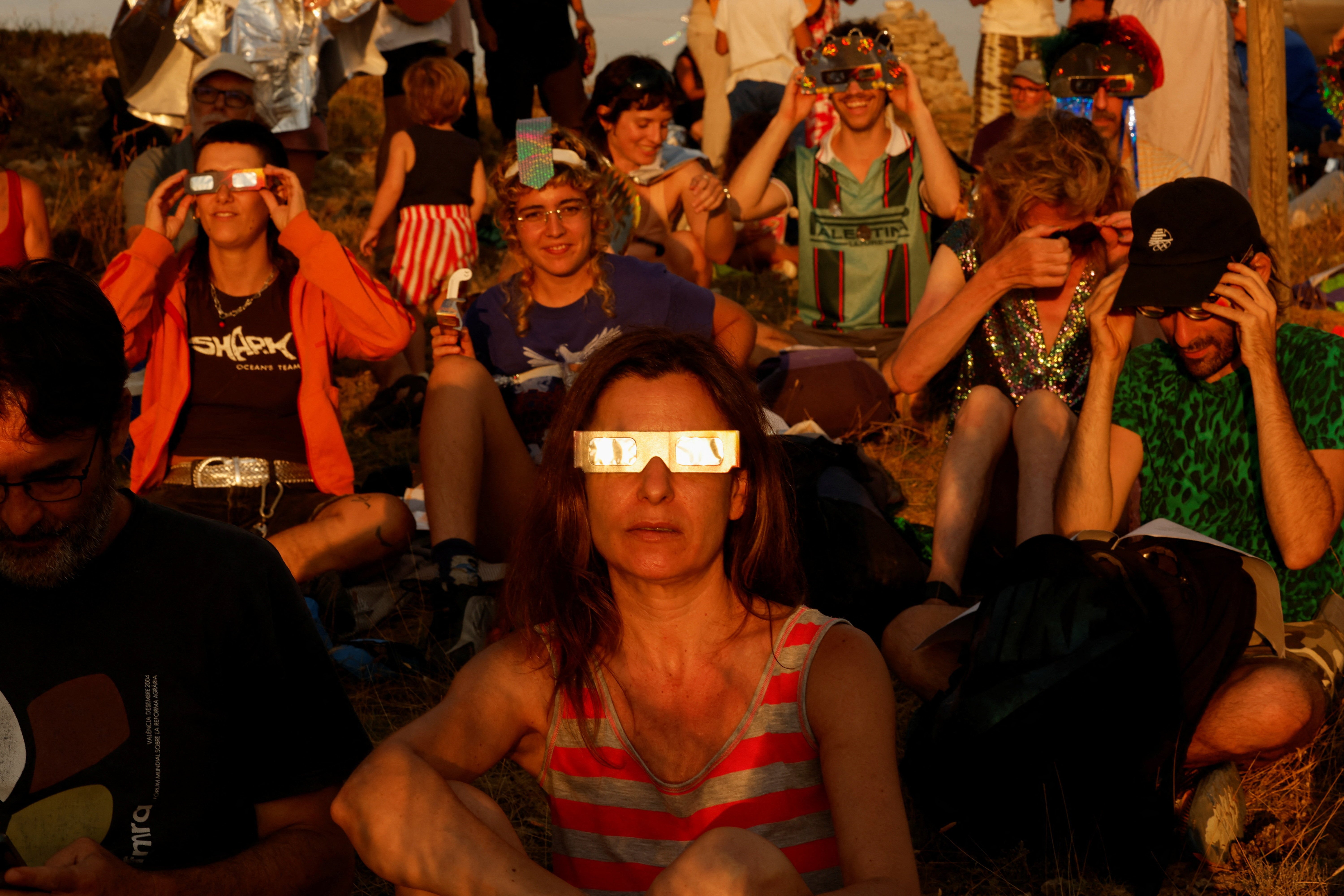 People observe a solar eclipse near the small village of Castell de Cabres, Spain, August 12, 2026. Photo: Reuters