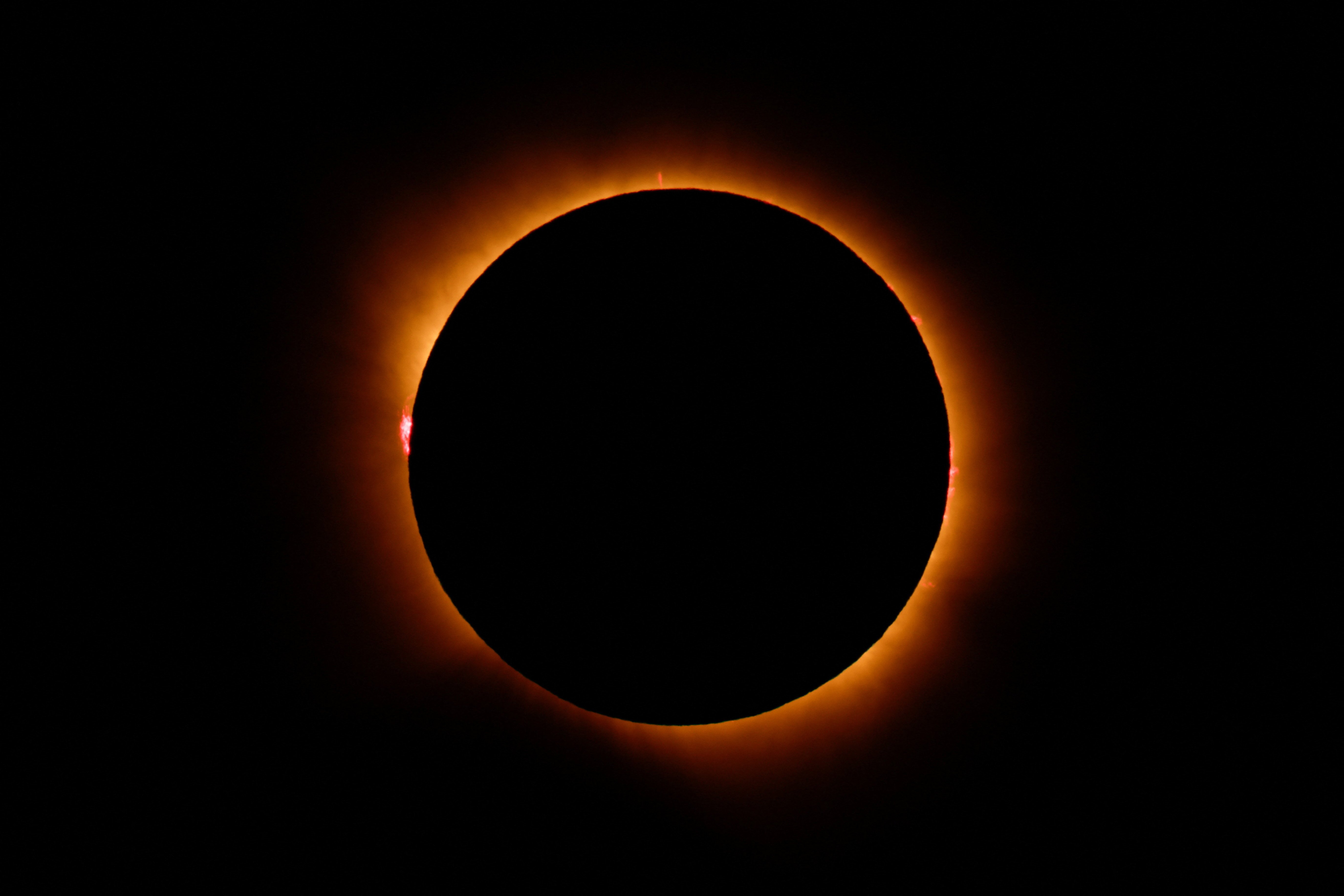 The moon completely covers the sun during a total solar eclipse as seen from Arija, Spain, August 12, 2026. Photo: Reuters