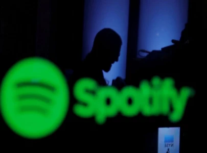 spotify tests voice translation feature for podcasts
