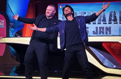 srk wayne rooney discuss football and bollywood in greatest crossover of all time