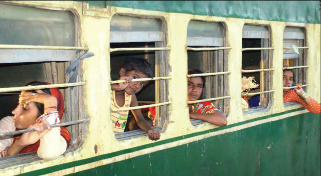 sukkur khairpur idps forced to leave for karachi