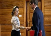 suu kyi meets red cross official