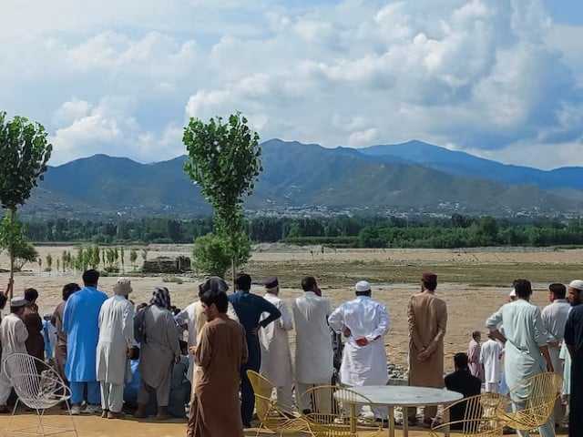Residents gather, after tourists, who were on a picnic, were swept away by overflowing floodwaters in the Swat River, in Swat Valley in Pakistan June 27, 2025. Photo: Reuters