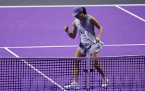 swiatek starts wta finals with fast win
