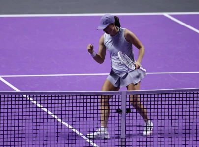 swiatek starts wta finals with fast win