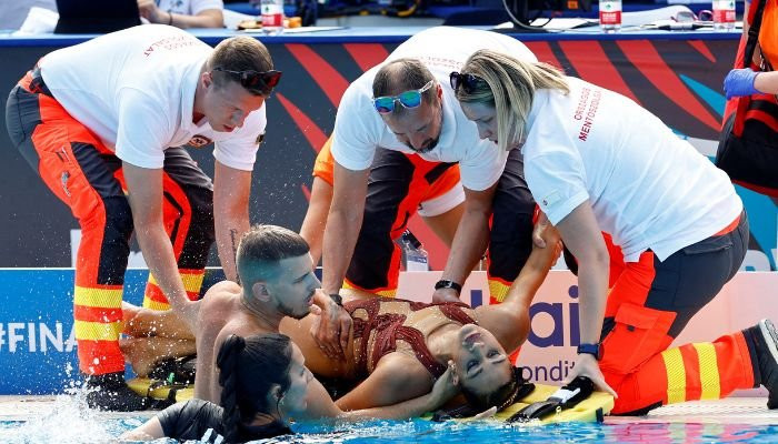 Photo of US swimmer rescued from World Championship pool after fainting