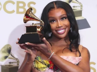 sza faces sound issues during glastonbury headline performance