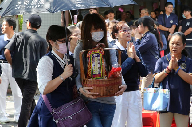 A relative attends a ceremony paying tribute to the victims of a train derailment in Yilan, Taiwan October 22, 2018. PHOTO: REUTERS