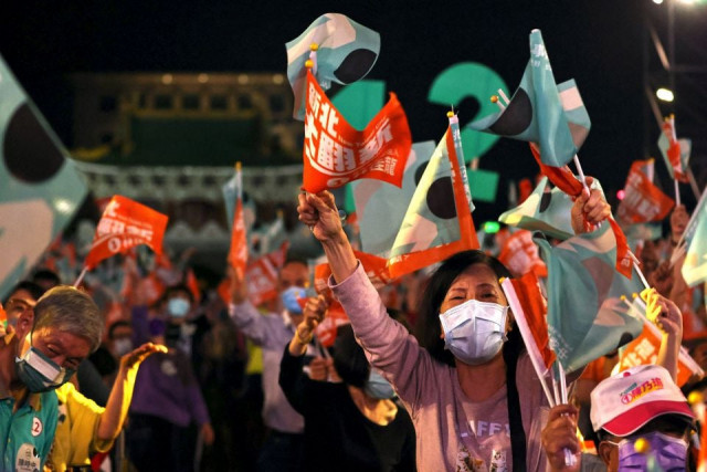 people wave flags at the taiwan s ruling democratic progressive party pre election campaign rally ahead of mayoral elections in taipei taiwan november 12 2022 photo reuters people wave flags at the taiwan s ruling democratic progressive party pre election campaign rally ahead of mayoral elections in taipei taiwan november 12 2022 photo reuters