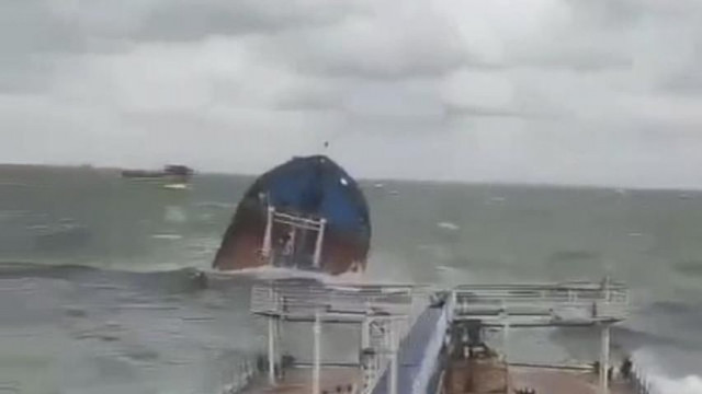 russian tanker splits in storm spilling oil into kerch strait russian tanker splits in storm spilling oil into kerch strait