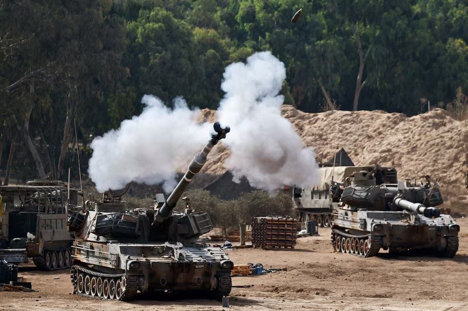 A mobile artillery unit fires towards Gaza near the border, in Israel, September 28, 2025. PHOTO: REUTERS