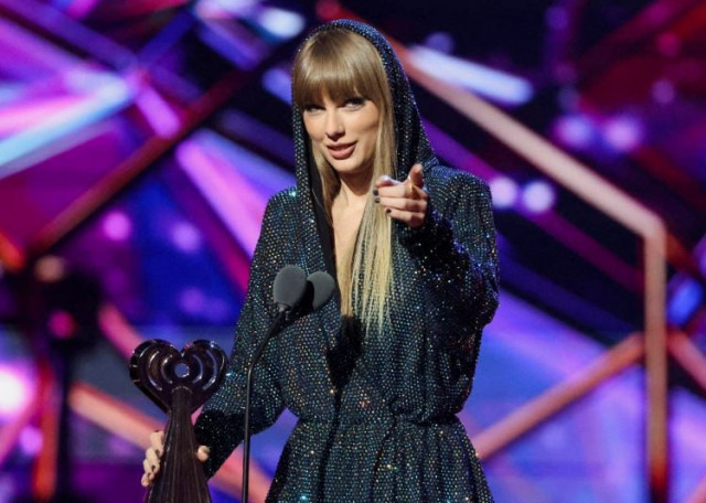 taylor swift screen glitch during london concert sparks reputation tv rumours taylor swift screen glitch during london concert sparks reputation tv rumours