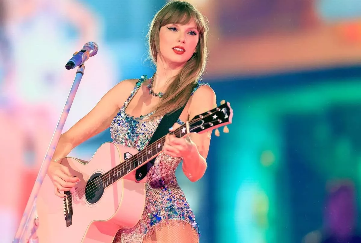 taylor swift guitar smashed at charity auction for 4 000 not what it seems taylor swift guitar smashed at charity auction for 4 000 not what it seems