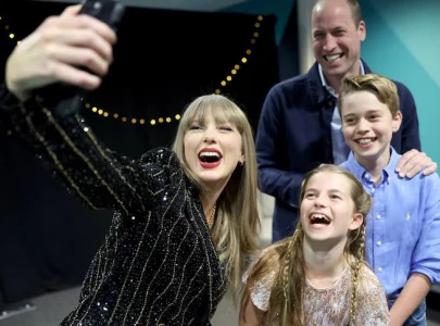 taylor swift clicks selfie with prince william at london concert