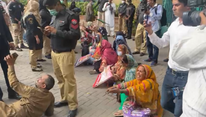 sindh police baton charge detain teachers protesting for regularisation sindh police baton charge detain teachers protesting for regularisation