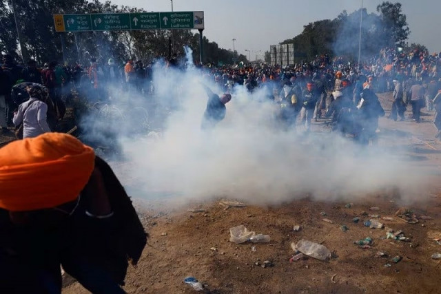 people throw jute bags at tear gas fired by the police to disperse farmers marching towards new delhi at shambhu india february 14 2024 photo reuters people throw jute bags at tear gas fired by the police to disperse farmers marching towards new delhi at shambhu india february 14 2024 photo reuters