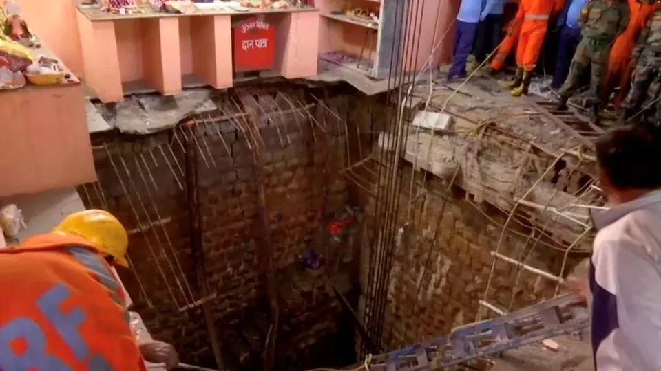 rescuers conduct an operation at a roof collapse site in indore india march 31 2023 in this still image from video photo reuters rescuers conduct an operation at a roof collapse site in indore india march 31 2023 in this still image from video photo reuters