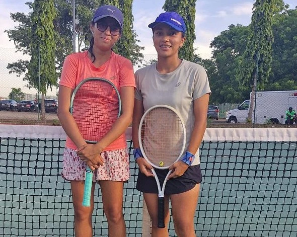 l india s sidhak kaur with pakistan s soha ali photo courtesy telecomasia net