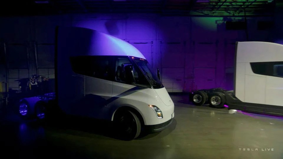 Photo of Musk delivers first Tesla truck, but no update on output, pricing