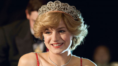 uk government demands the crown should come with disclaimer stating it is fiction uk government demands the crown should come with disclaimer stating it is fiction
