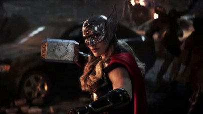 love and thunder trailer reveals natalie portman as the new thor
