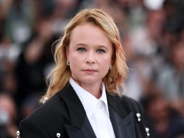 hocus pocus actor thora birch filmed in tense exchange with persistent autograph seeker