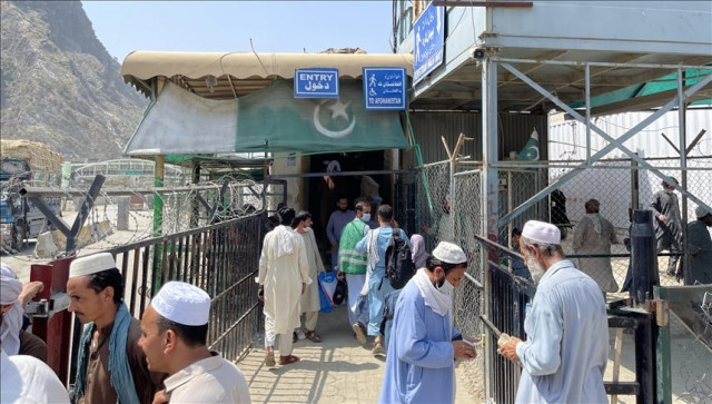 taliban close pak afghan border crossing for pedestrians taliban close pak afghan border crossing for pedestrians