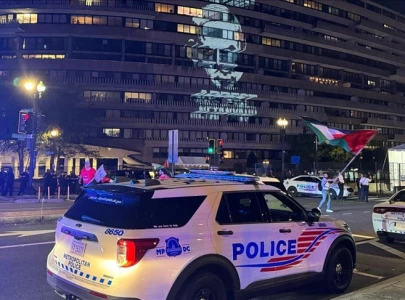 hundreds of pro palestinians continue protests outside netanyahu s hotel