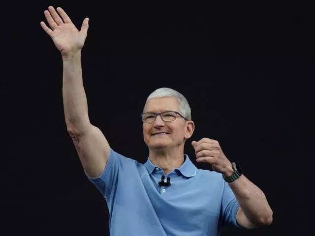 tim cook mingles with hollywood stars promotes disclaimer at venice film festival tim cook mingles with hollywood stars promotes disclaimer at venice film festival