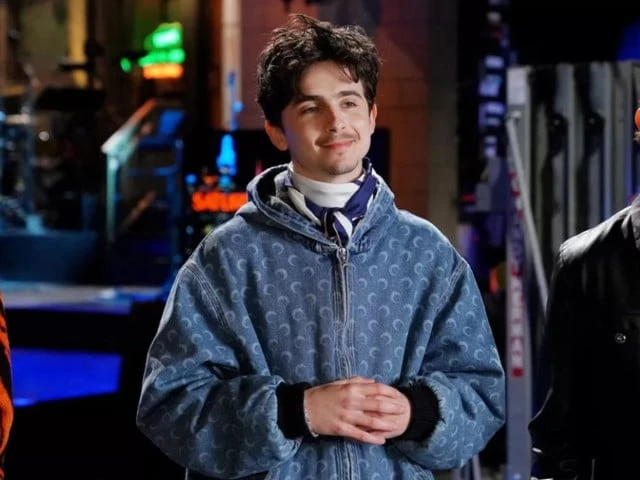 timoth e chalamet honors bob dylan on snl reflects on oscar losses and shares hilarious wonka jokes